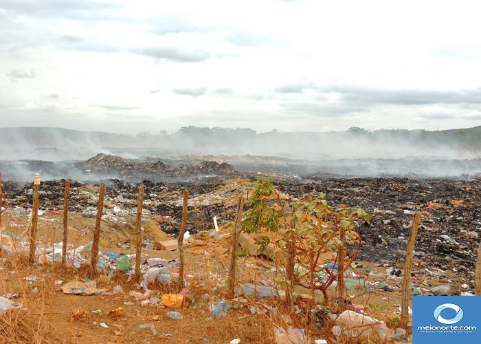 Fumaça tóxica do lixão prejudica saúde da população   - Imagem 22