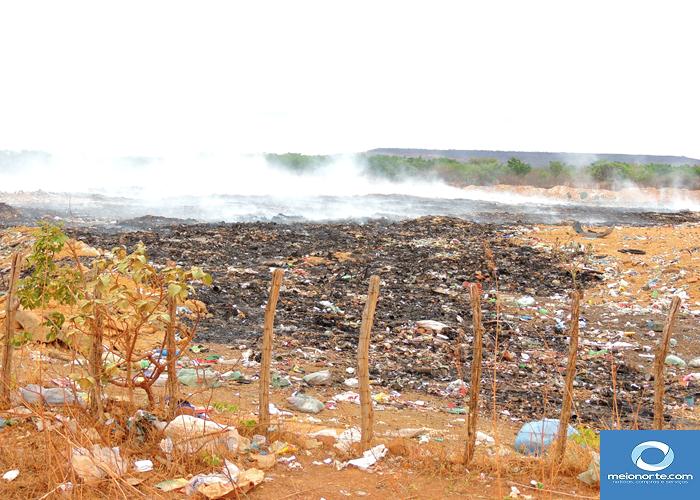 Fumaça tóxica do lixão prejudica saúde da população   - Imagem 21