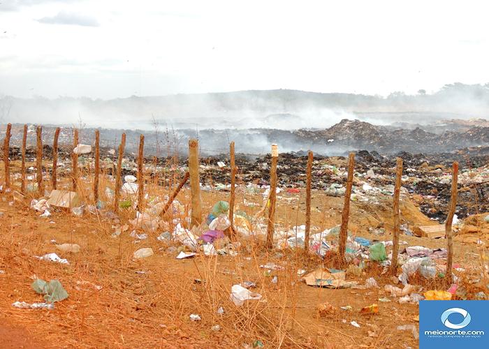 Fumaça tóxica do lixão prejudica saúde da população   - Imagem 17