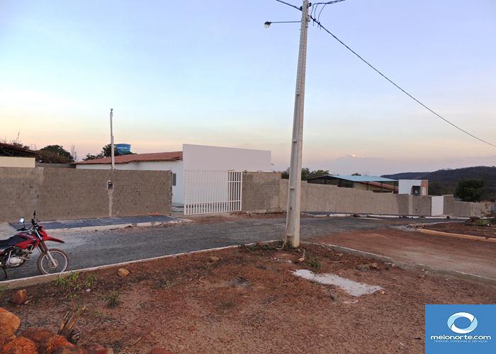 Aluga-se prédio para montagem de empresa e terreno murado - Imagem 1