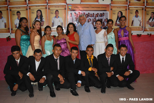 Prefeito Manoel Lázaro prestigia baile de formatura (Crédito: Paes Landim)