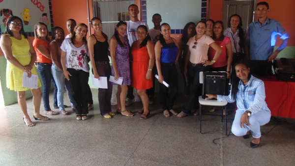 Professores recebem certificados durante reunião de pais de alunos  - Imagem 10