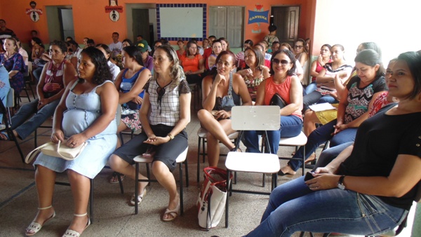 Professores recebem certificados durante reunião de pais de alunos  - Imagem 3