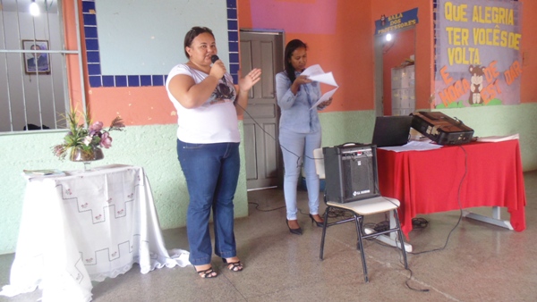 Professores recebem certificados durante reunião de pais de alunos  - Imagem 9