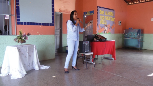 Professores recebem certificados durante reunião de pais de alunos  - Imagem 2