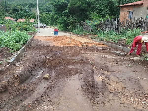 Prefeitura constrói calçamento em Via de Acesso a Vila da Paz - Imagem 3
