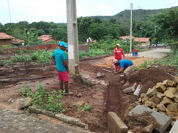 Prefeitura constrói calçamento em Via de Acesso a Vila da Paz - Imagem 5