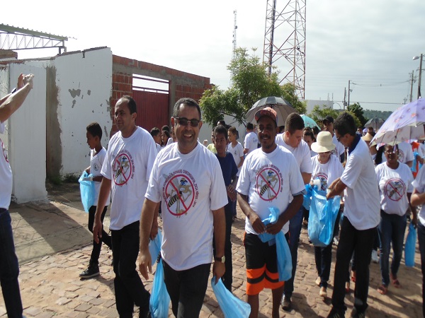 Mais de trezentas pessoas participam de mutirão em combate ao Aedes - Imagem 8