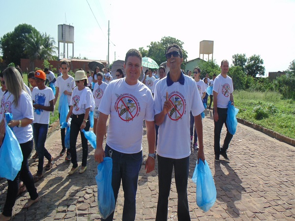 Mais de trezentas pessoas participam de mutirão em combate ao Aedes - Imagem 13