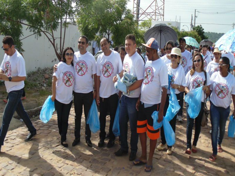 Mais de trezentas pessoas participam de mutirão em combate ao Aedes