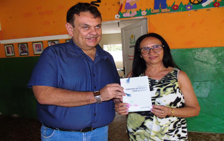 Silas Freire distribui cartilha que trata dos direitos dos Autistas