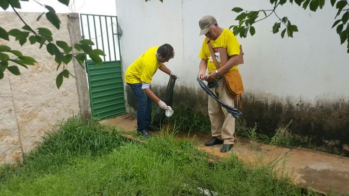 Prefeito Tonho Veríssimo e agente de edemias  (Crédito: Adones da Silva)