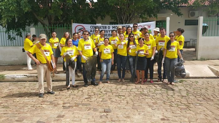 Prefeito e equipe da saúde  (Crédito: Adones da Silva)