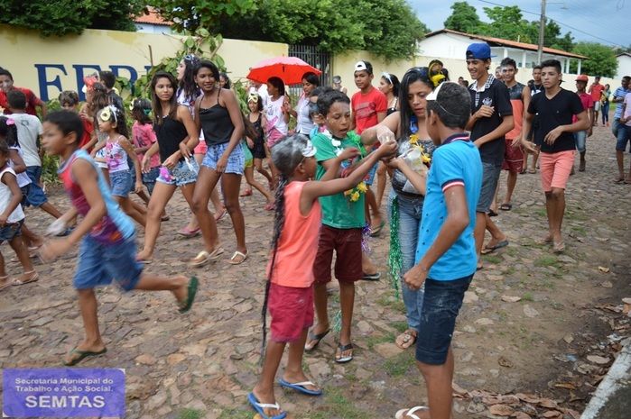 Adolescentes e crianças comemoram o carnaval - Imagem 16