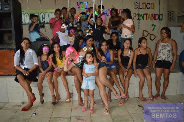 Adolescentes e crianças comemoram o carnaval - Imagem 5