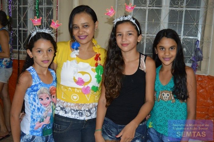 Adolescentes e crianças comemoram o carnaval - Imagem 3