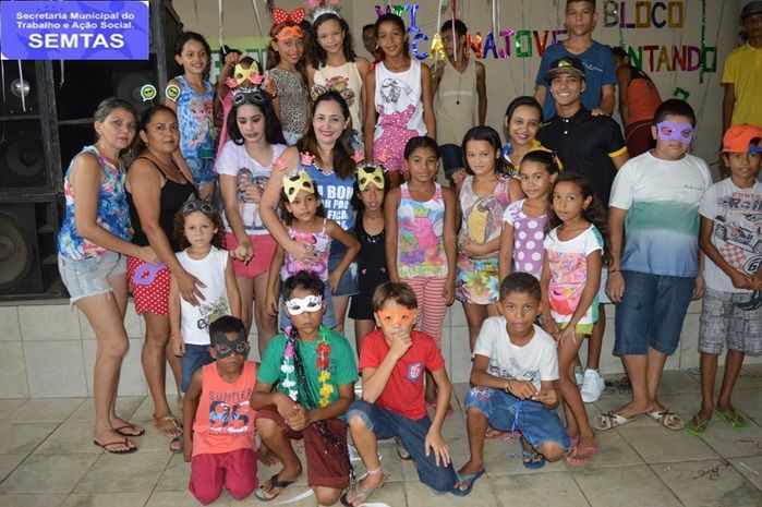 Adolescentes e crianças comemoram o carnaval - Imagem 7