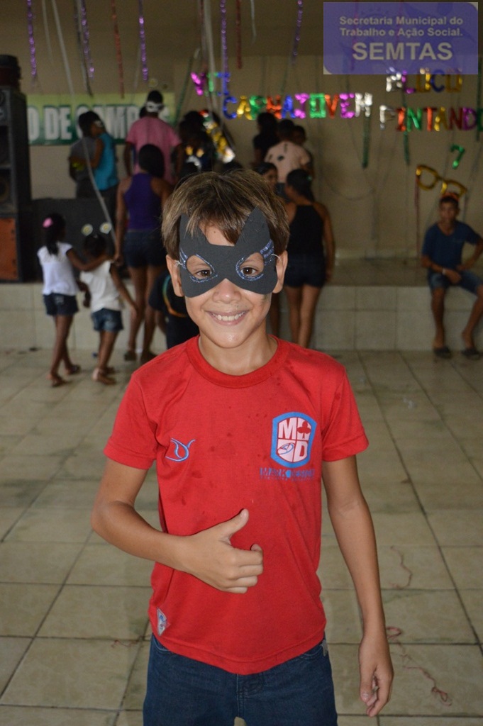 Adolescentes e crianças comemoram o carnaval - Imagem 4