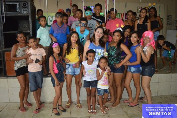 Adolescentes e crianças comemoram o carnaval - Imagem 11