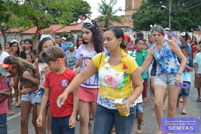 Adolescentes e crianças comemoram o carnaval - Imagem 14
