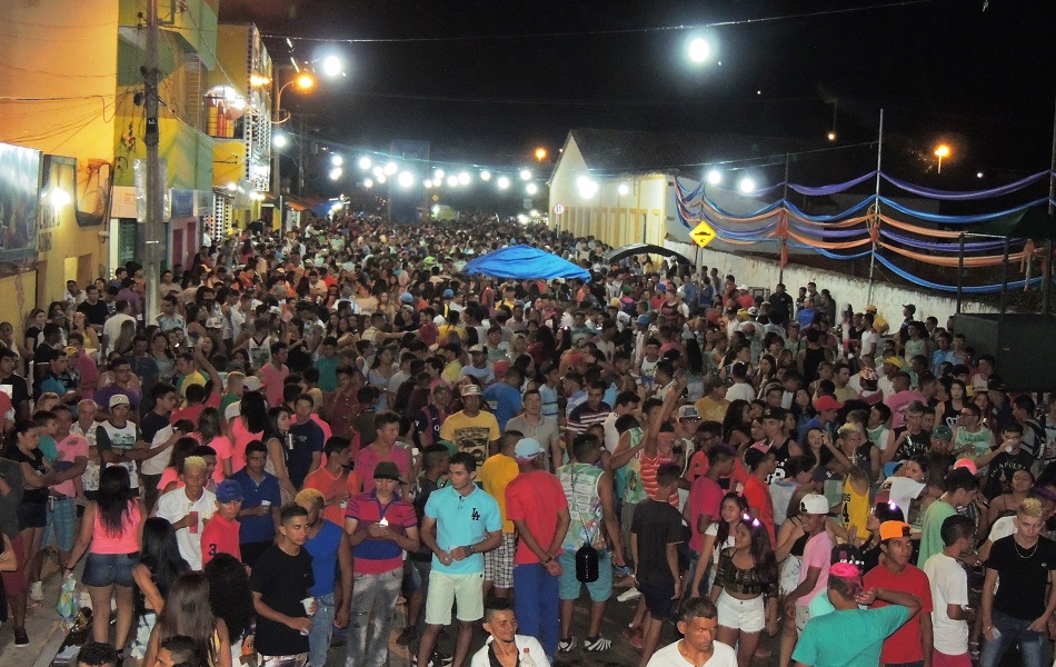 Público prestigia e corredor da folia lota