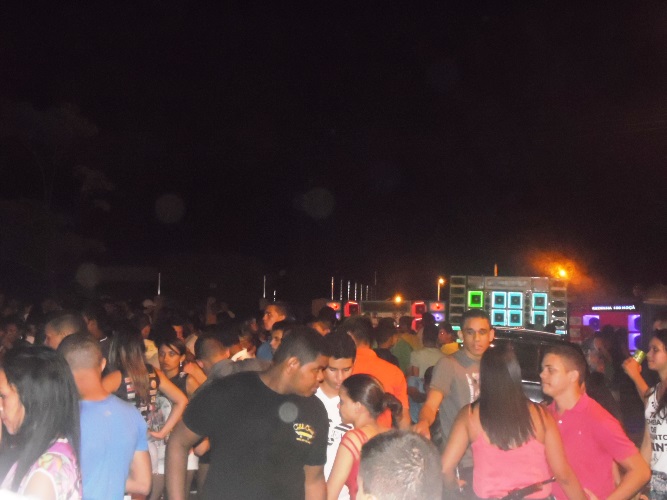 Avenida fica lotada de foliões no primeiro dia de carnaval em União - Imagem 6