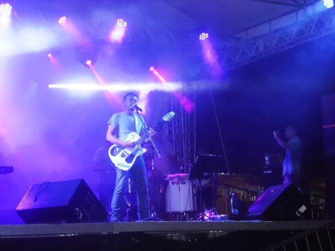 Avenida fica lotada de foliões no primeiro dia de carnaval em União - Imagem 15