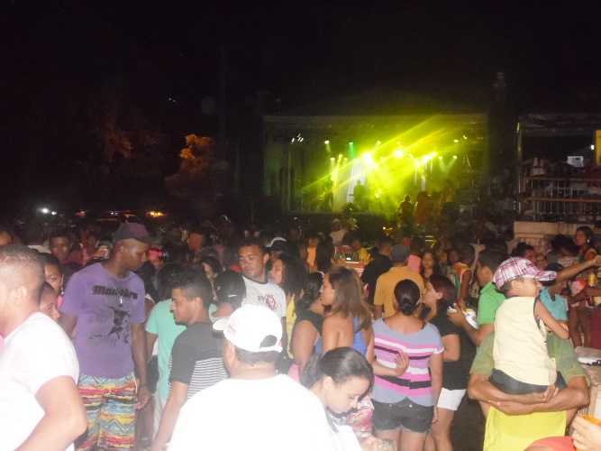 Avenida fica lotada de foliões no primeiro dia de carnaval em União - Imagem 14