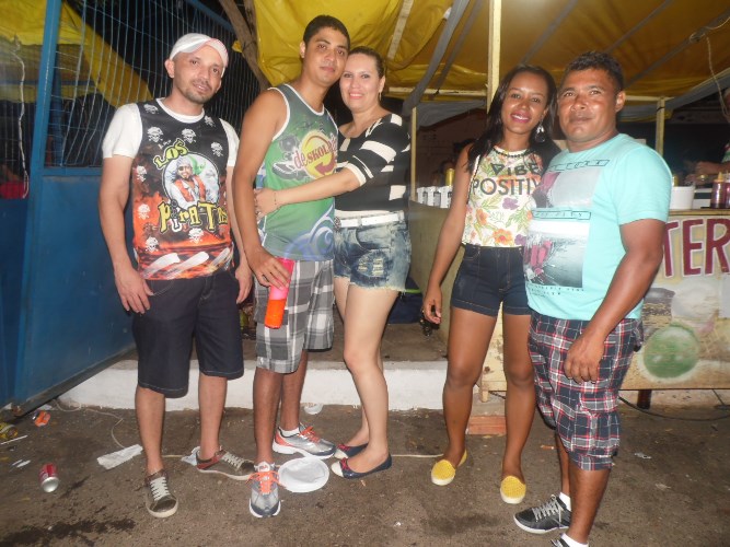 Avenida fica lotada de foliões no primeiro dia de carnaval em União - Imagem 8