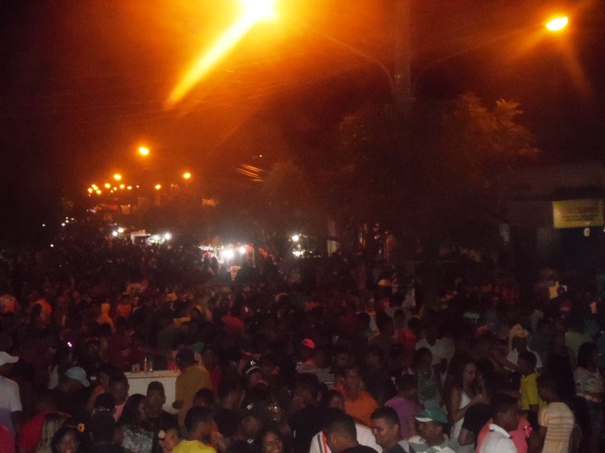 Avenida fica lotada de foliões no primeiro dia de carnaval em União - Imagem 18