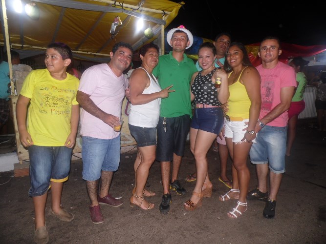 Avenida fica lotada de foliões no primeiro dia de carnaval em União - Imagem 4