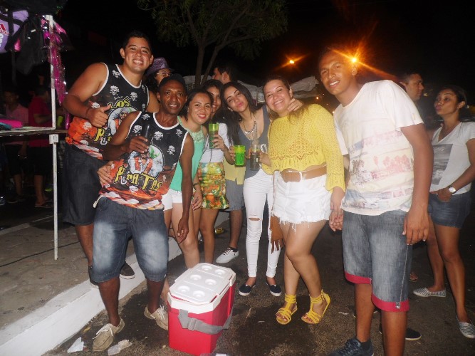 Avenida fica lotada de foliões no primeiro dia de carnaval em União - Imagem 1