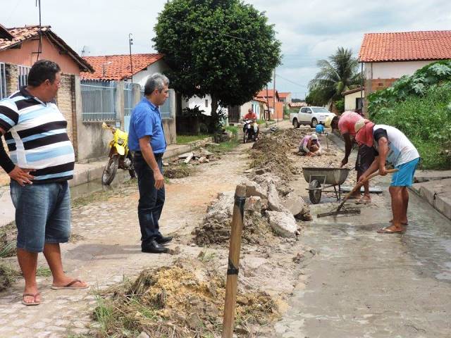 Atendendo reivindicação, prefeitura recupera estradas e calçamento - Imagem 6
