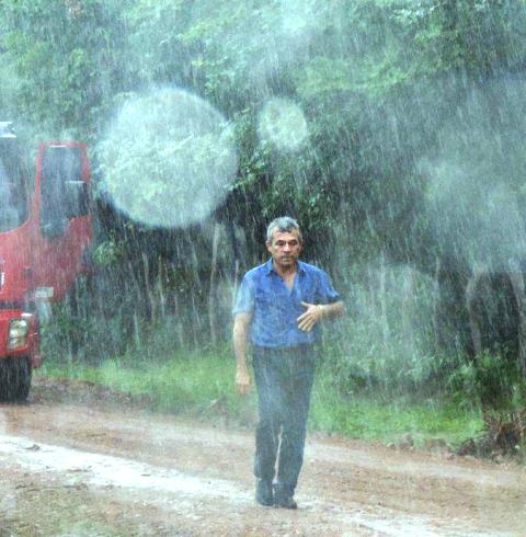 Atendendo reivindicação, prefeitura recupera estradas e calçamento - Imagem 2