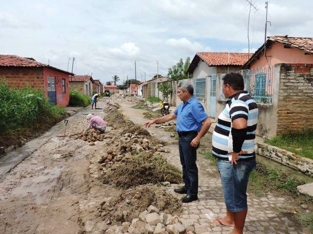 Atendendo reivindicação, prefeitura recupera estradas e calçamento - Imagem 8