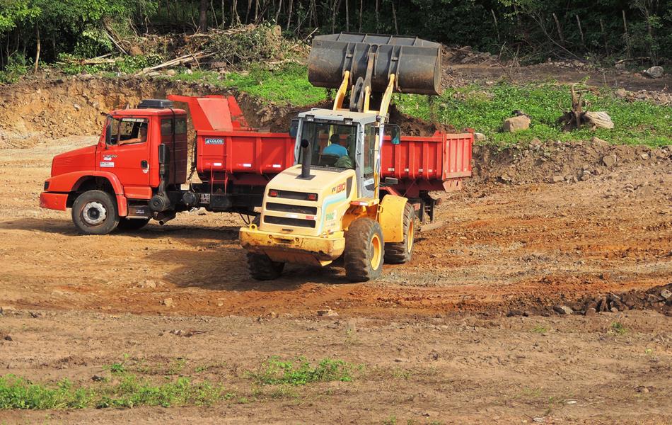 Prefeitura abre várias frentes de serviços na Palmeira dos Soares