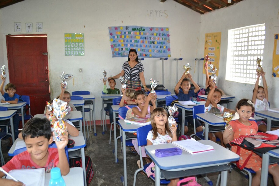 Primeira dama faz entrega de ovos da páscoa em zona rural