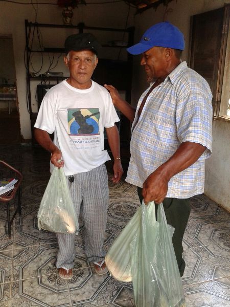 Prefeito distribuiu mais de 2.500 quilos de peixe para a População - Imagem 13