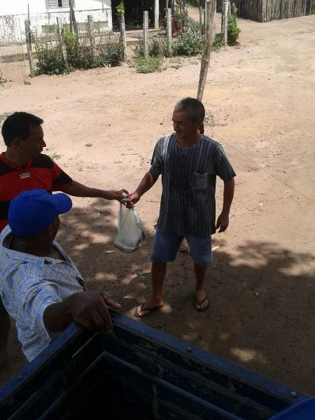 Prefeito distribuiu mais de 2.500 quilos de peixe para a População - Imagem 9