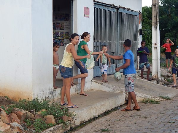 Prefeito distribuiu mais de 2.500 quilos de peixe para a População - Imagem 7