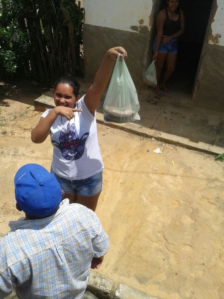 Prefeito distribuiu mais de 2.500 quilos de peixe para a População - Imagem 10