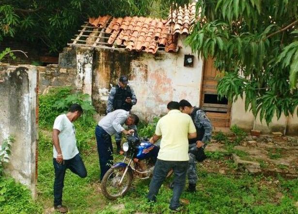 Força Tática apreende moto escondida em casa abandonada  - Imagem 1