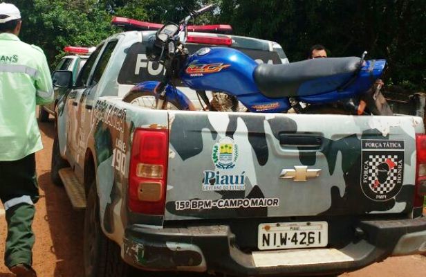 Força Tática apreende moto escondida em casa abandonada  - Imagem 2