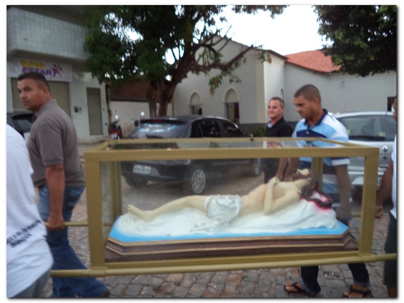 Sexta-feira da Paixão é celebrada com procissões nas ruas de Inhuma