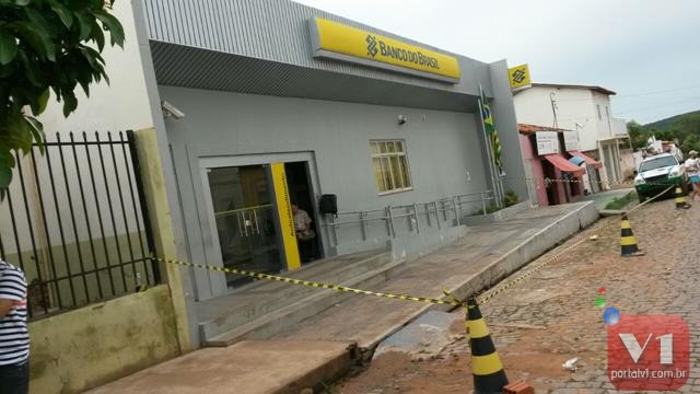 Banco do Brasil da Inhuma é dinamitado por assaltantes. Fotos - Imagem 6