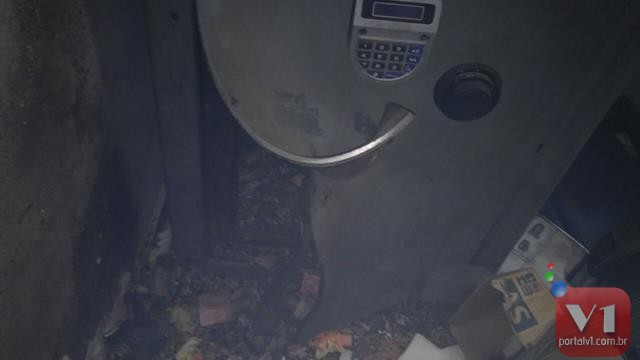 Banco do Brasil da Inhuma é dinamitado por assaltantes. Fotos - Imagem 1