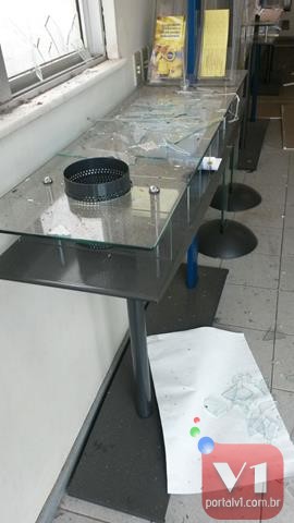 Banco do Brasil da Inhuma é dinamitado por assaltantes. Fotos - Imagem 7