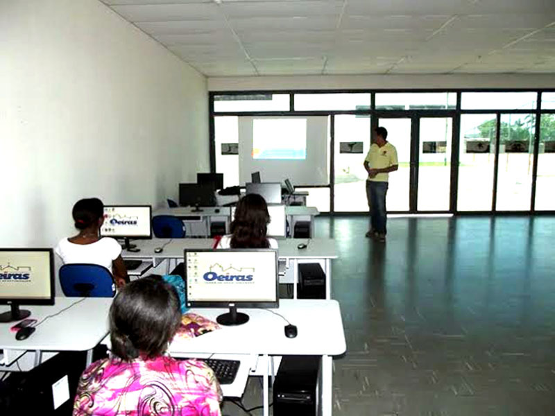 Cursos gratuitos são ofertados na Praça da Juventude de Oeiras