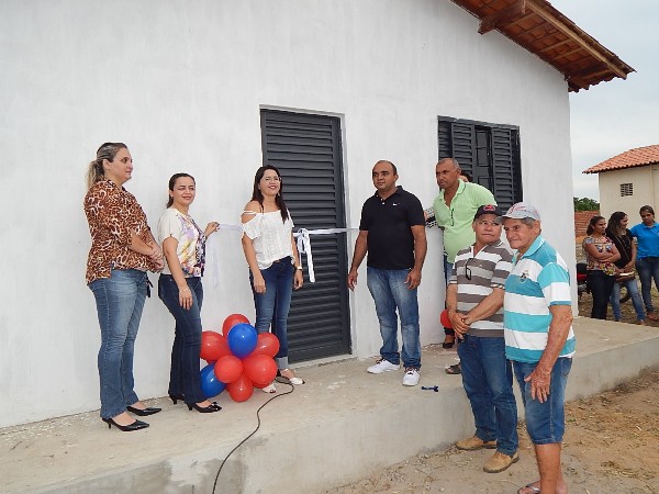 Prefeito Entrega Casa para família em Lagoinha  - Imagem 3