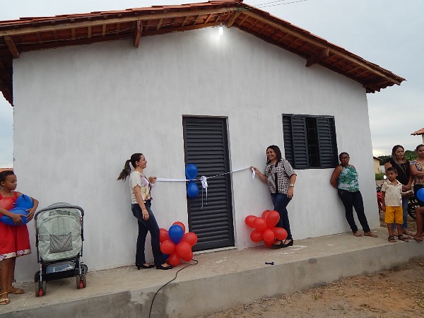 Prefeito Entrega Casa para família em Lagoinha  - Imagem 1